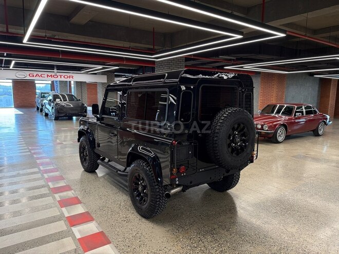 Land Rover Defender-7