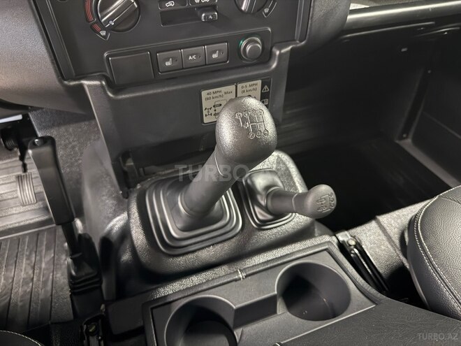 Land Rover Defender-14