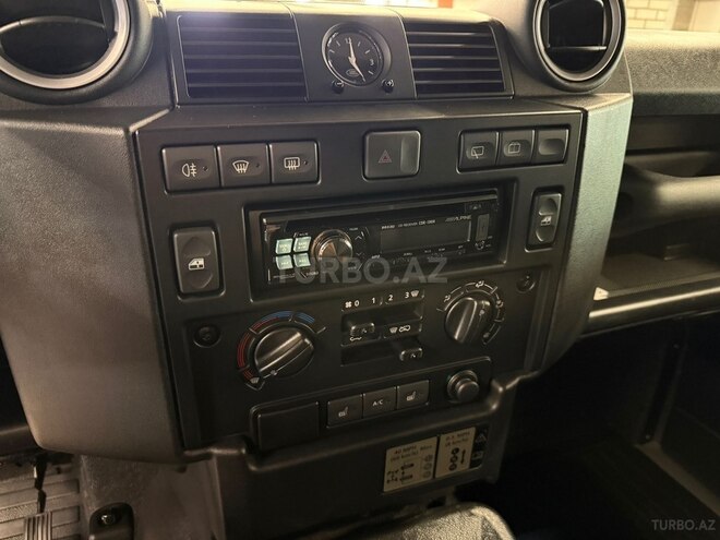 Land Rover Defender-12