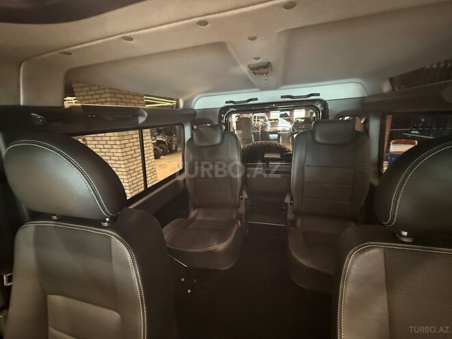 Land Rover Defender-17