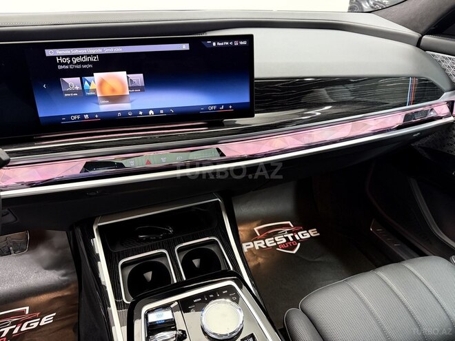 BMW i7-12
