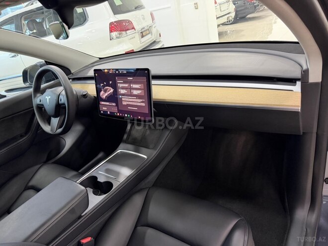 Tesla Model Y-9