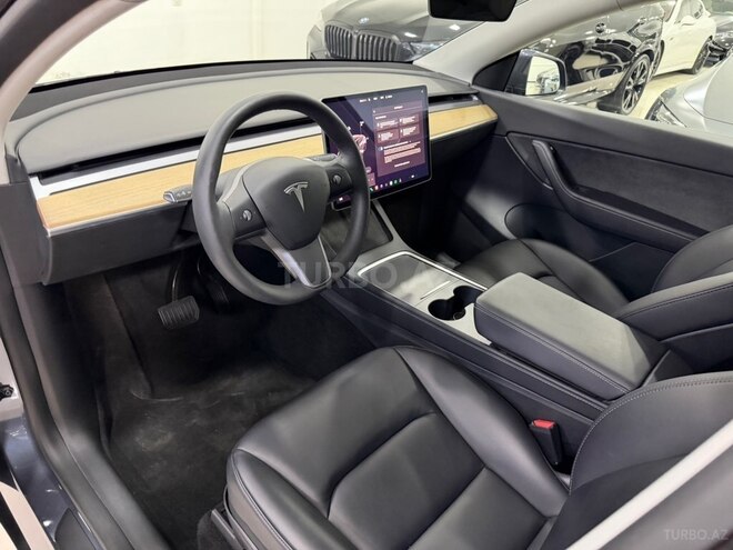 Tesla Model Y-14