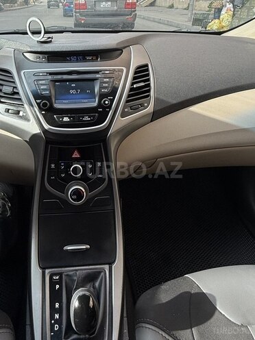 Hyundai Elantra-8