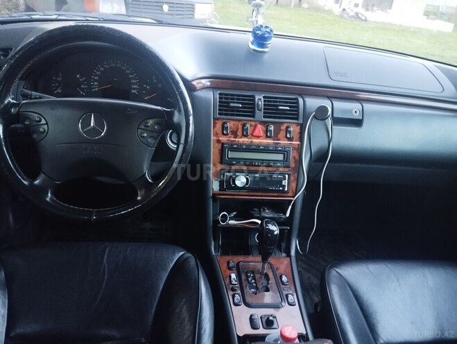 Mercedes E 270-13