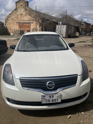 Nissan Altima-1