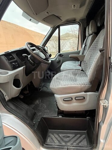Ford Transit-16