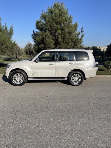 Mitsubishi Pajero-3