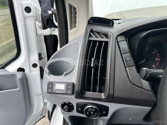 Ford Transit-13