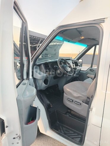 Ford Transit-8