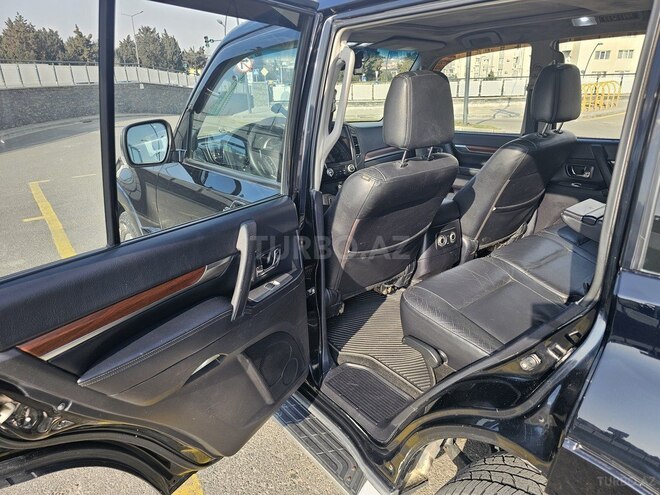 Mitsubishi Pajero-12
