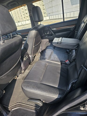 Mitsubishi Pajero-13