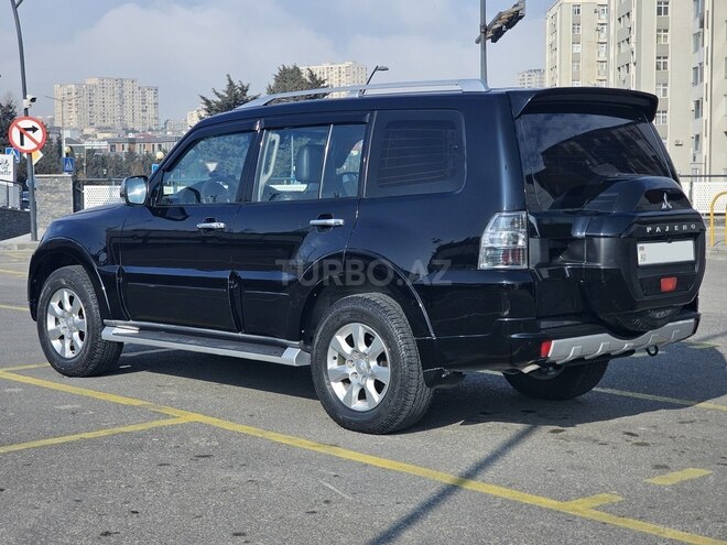 Mitsubishi Pajero-4