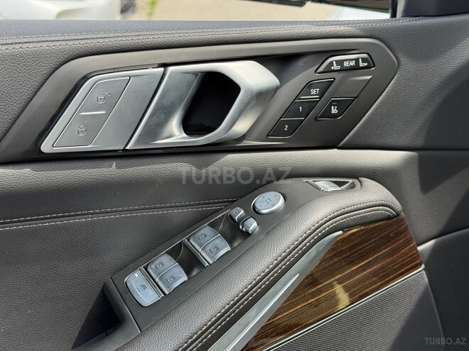 BMW X7-15