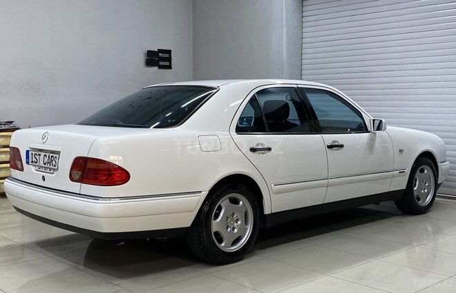 Mercedes E 240-11