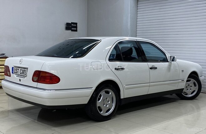 Mercedes E 240-13