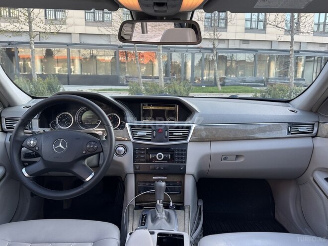 Mercedes E 250-11