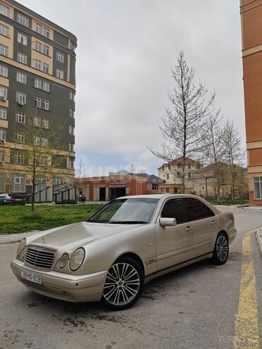 Mercedes E 200-1