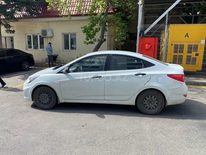 Hyundai Accent-4