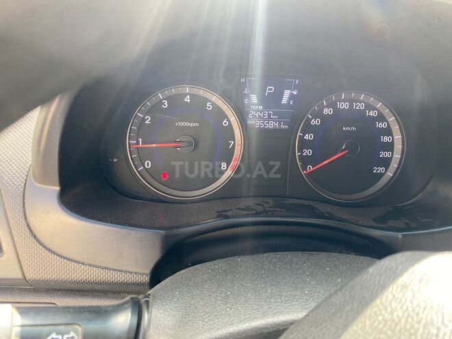 Hyundai Accent-2