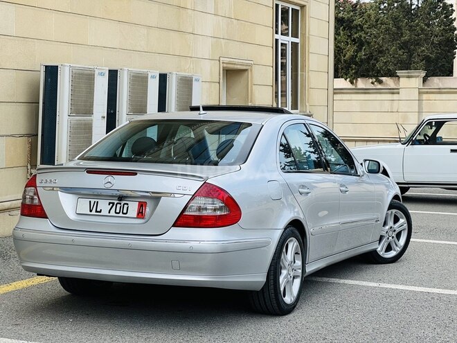 Mercedes E 220-11