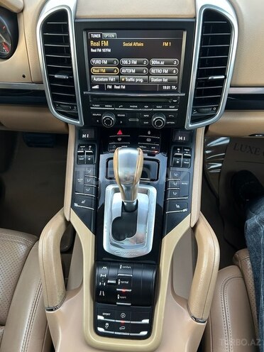 Porsche Cayenne-12