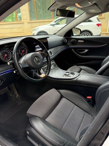 Mercedes E 200-11