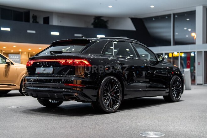 Audi Q8-5