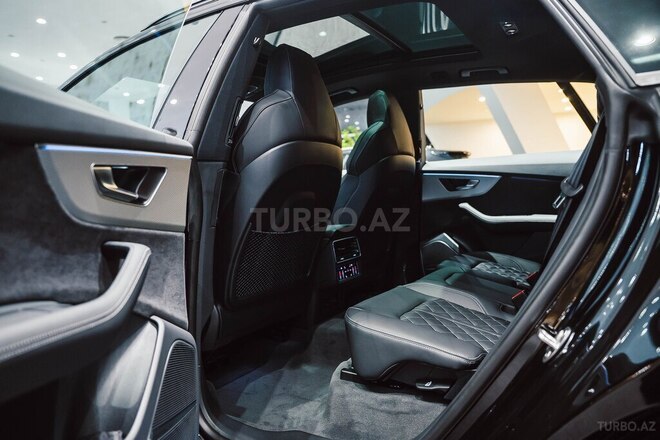 Audi Q8-13