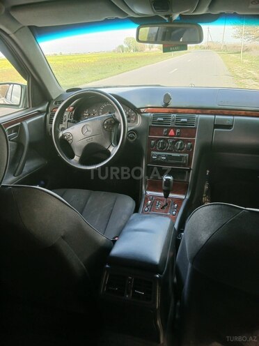 Mercedes E 220-3