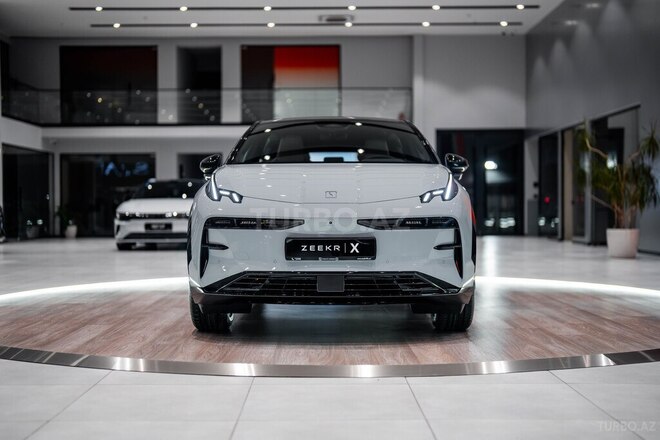 ZEEKR X-8
