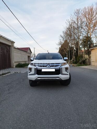 Mitsubishi L200-1