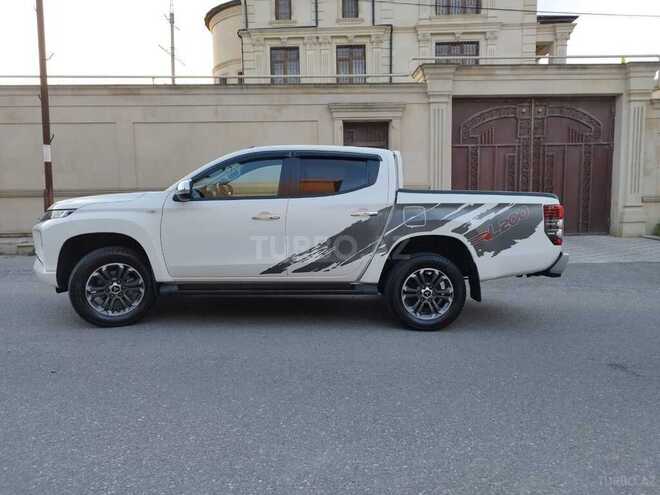 Mitsubishi L200-10