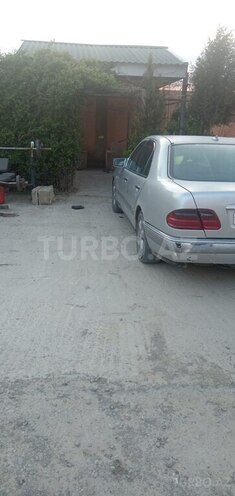 Mercedes E 230-6