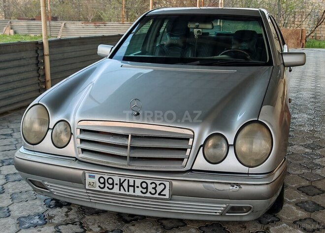Mercedes E 220-1