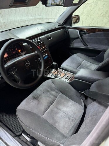 Mercedes E 220-10