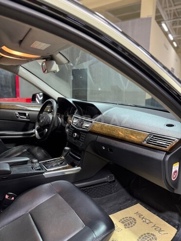 Mercedes E 250-11