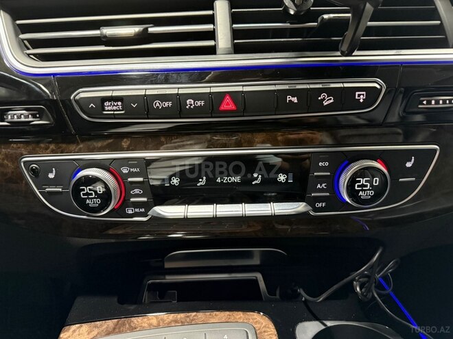 Audi Q7-22