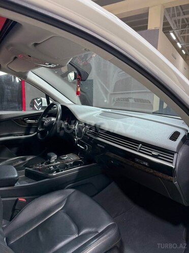 Audi Q7-12