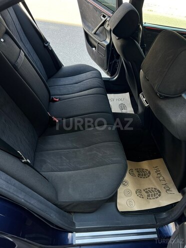 Mercedes E 220-11