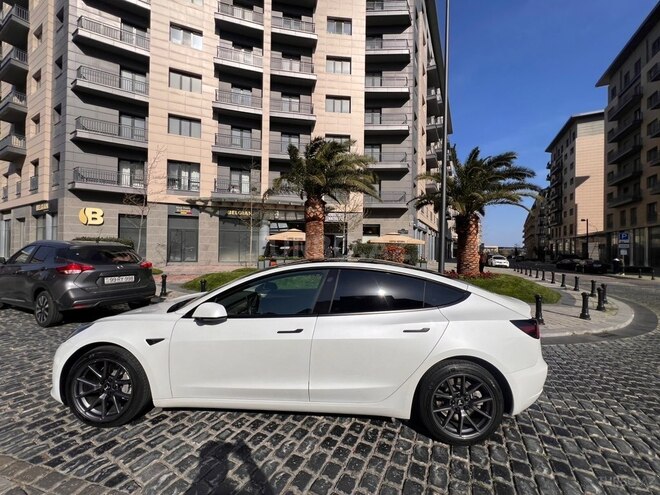 Tesla Model 3-6