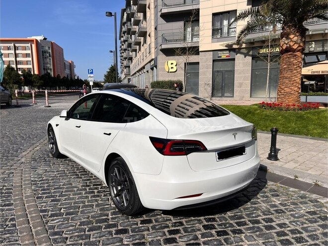 Tesla Model 3-5