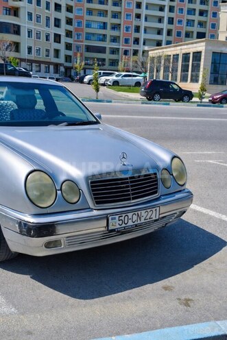 Mercedes E 240-2