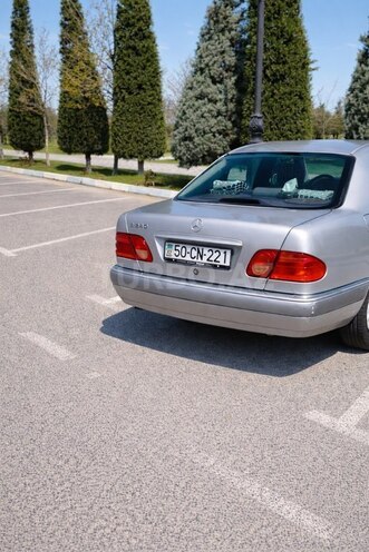 Mercedes E 240-4