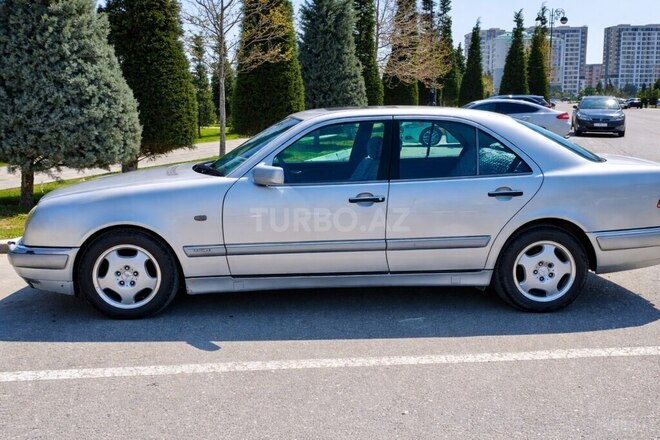 Mercedes E 240-3