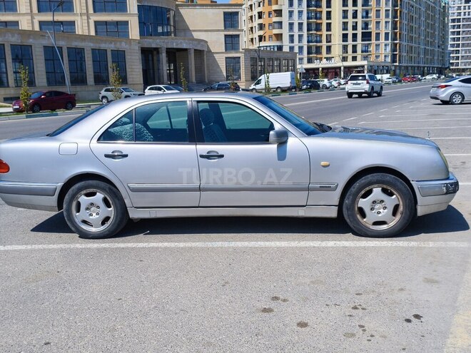 Mercedes E 240-8