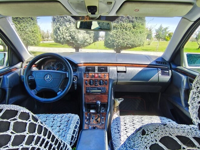 Mercedes E 240-6