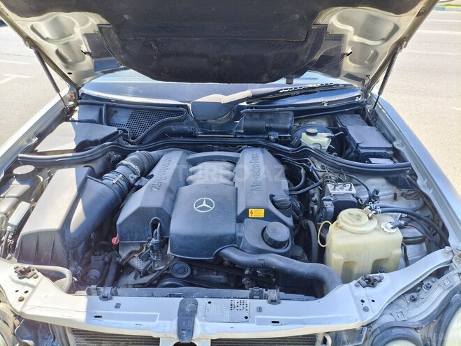 Mercedes E 240-11