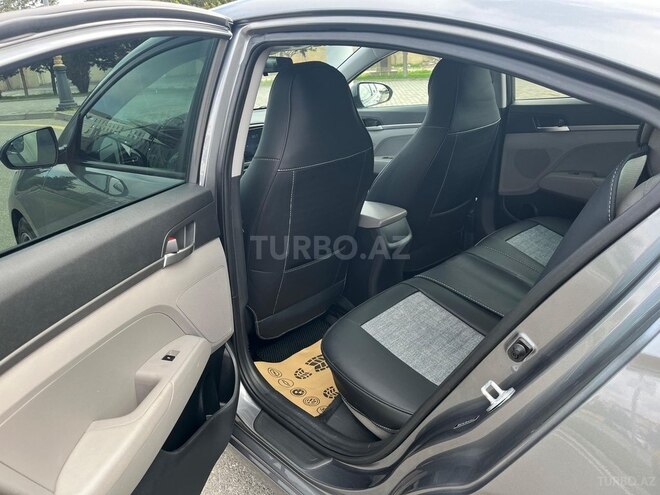 Hyundai Elantra-16