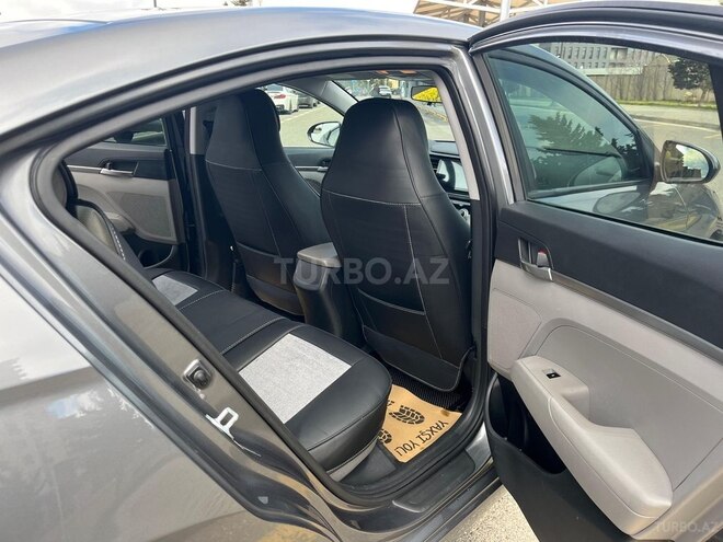 Hyundai Elantra-15